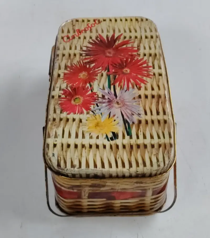 Caja metálica vintage con diseño floral - 4