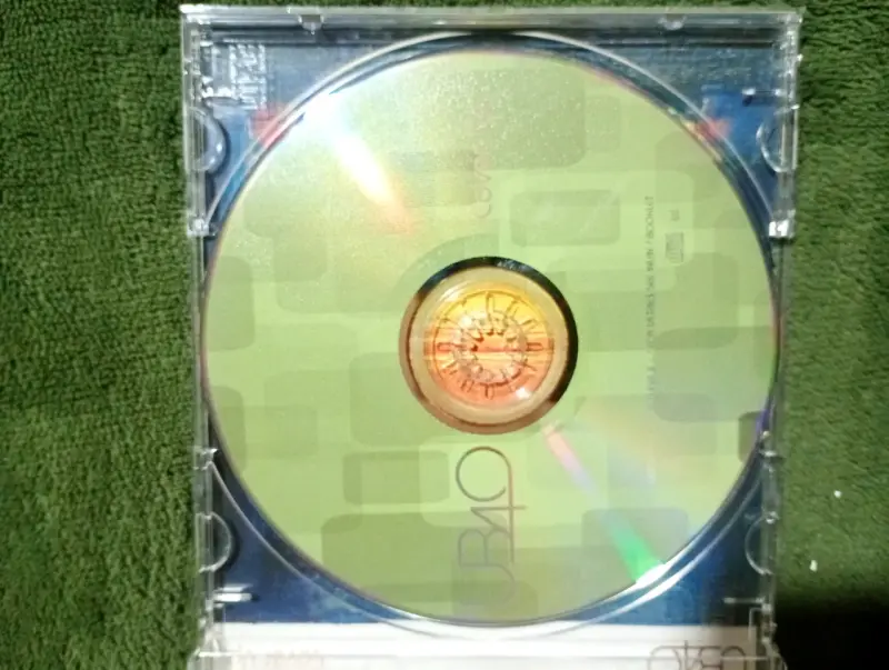 CD de música UB40 'Cover Up' en buen estado - 2