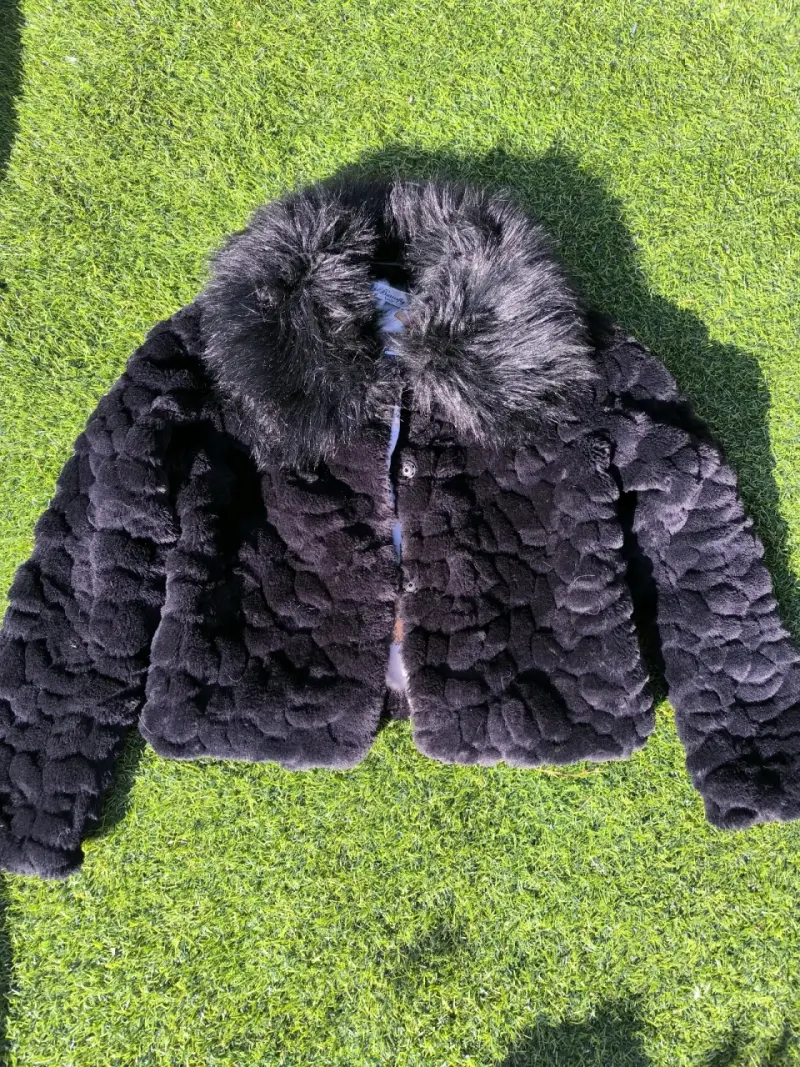 Chaqueta de piel sintética negra con cuello de pelo - 1