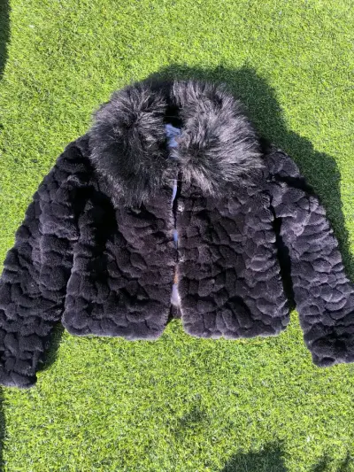 Chaqueta de piel sintética negra con cuello de pelo - miniatura 1