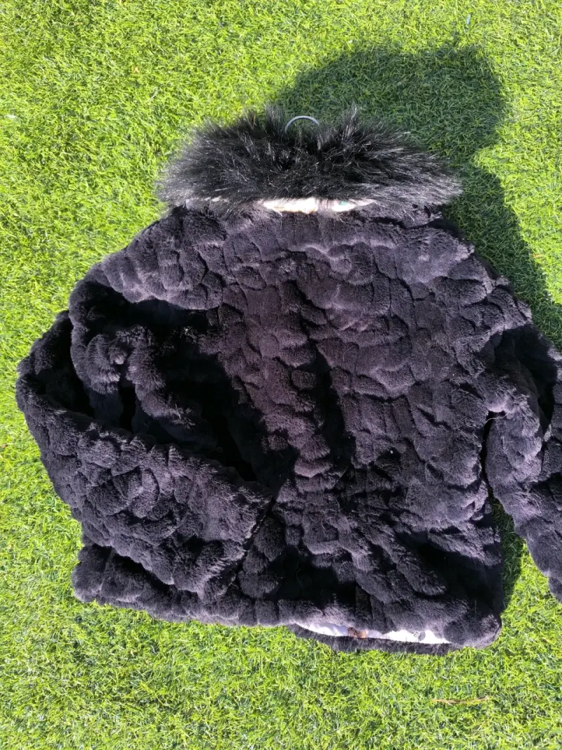 Chaqueta de piel sintética negra con cuello de pelo - 2