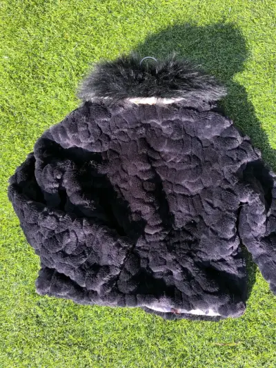 Chaqueta de piel sintética negra con cuello de pelo - miniatura 2