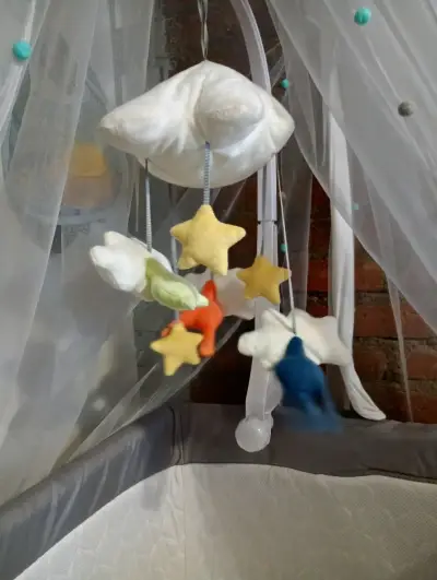Cuna colecho con dosel y móvil de estrellas - miniatura 2