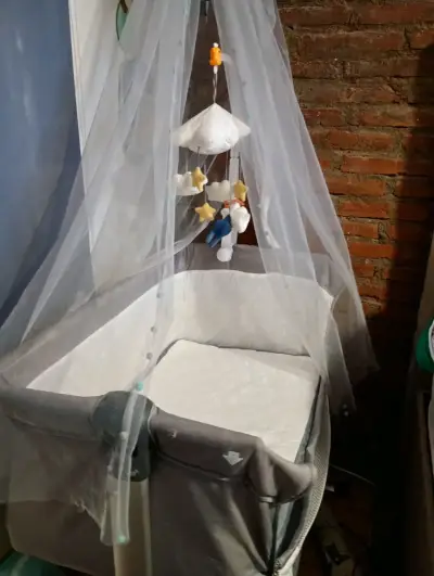 Cuna colecho con dosel y móvil de estrellas - miniatura 5