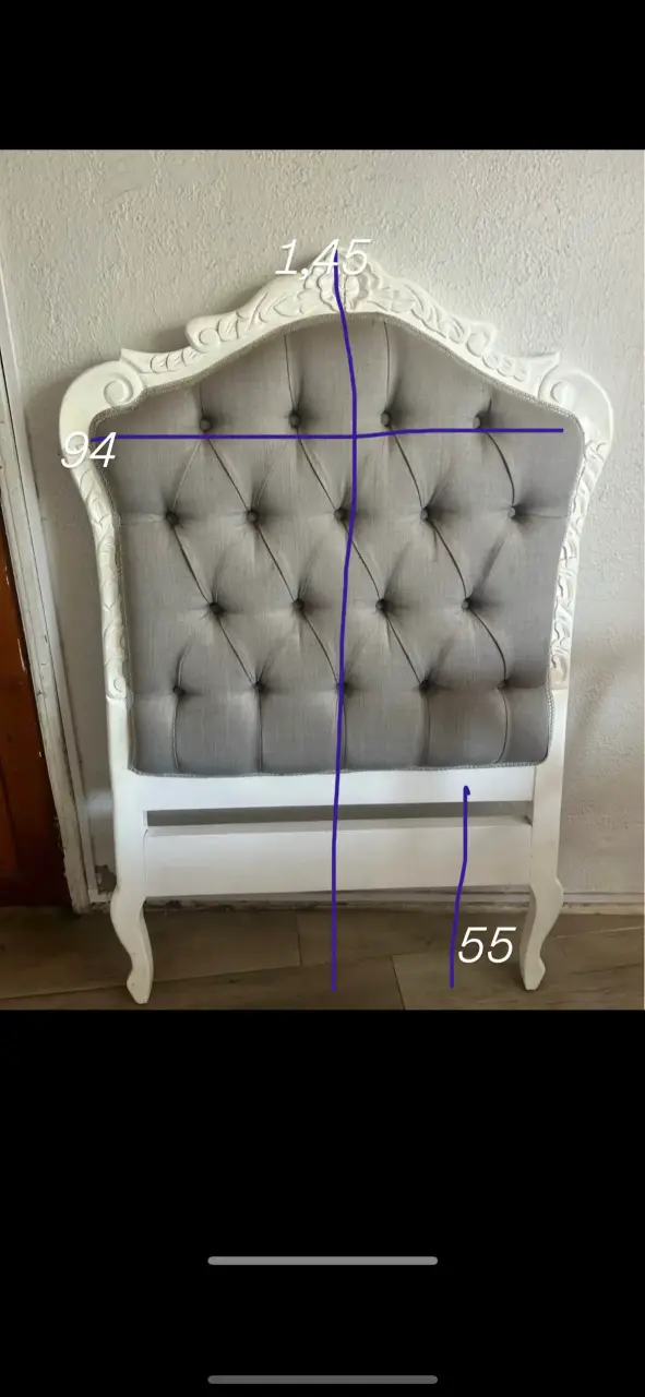 Cabecera de cama tapizada gris con marco blanco