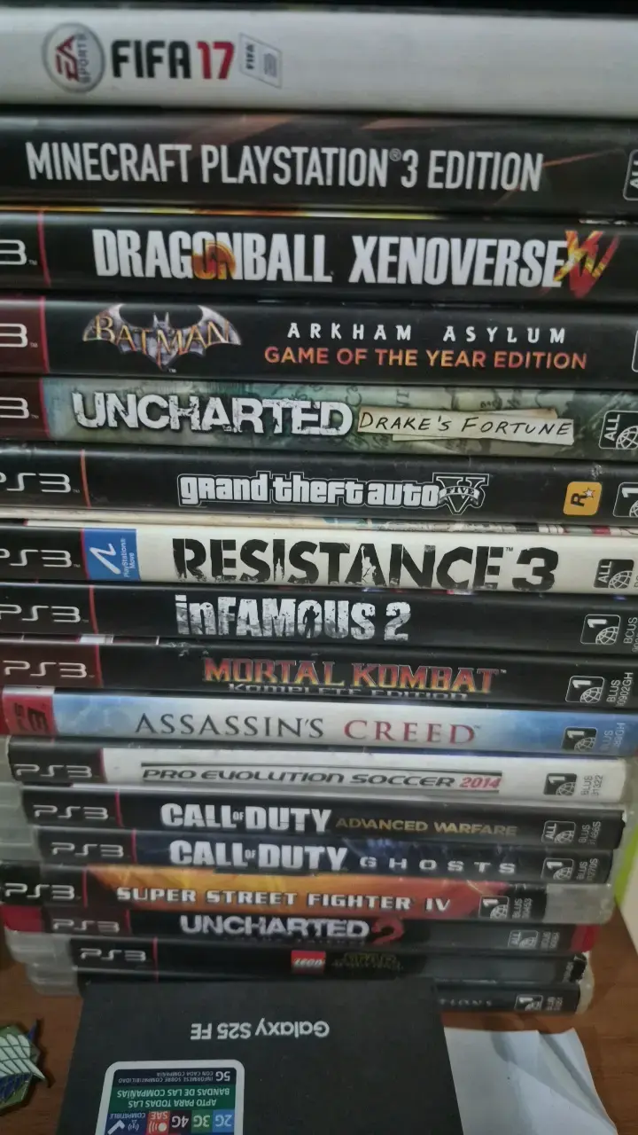 Consola PS3 con juegos y controles - 1