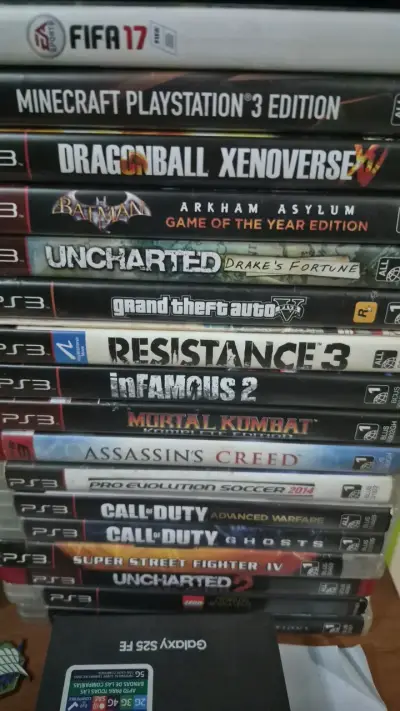 Consola PS3 con juegos y controles - miniatura 1