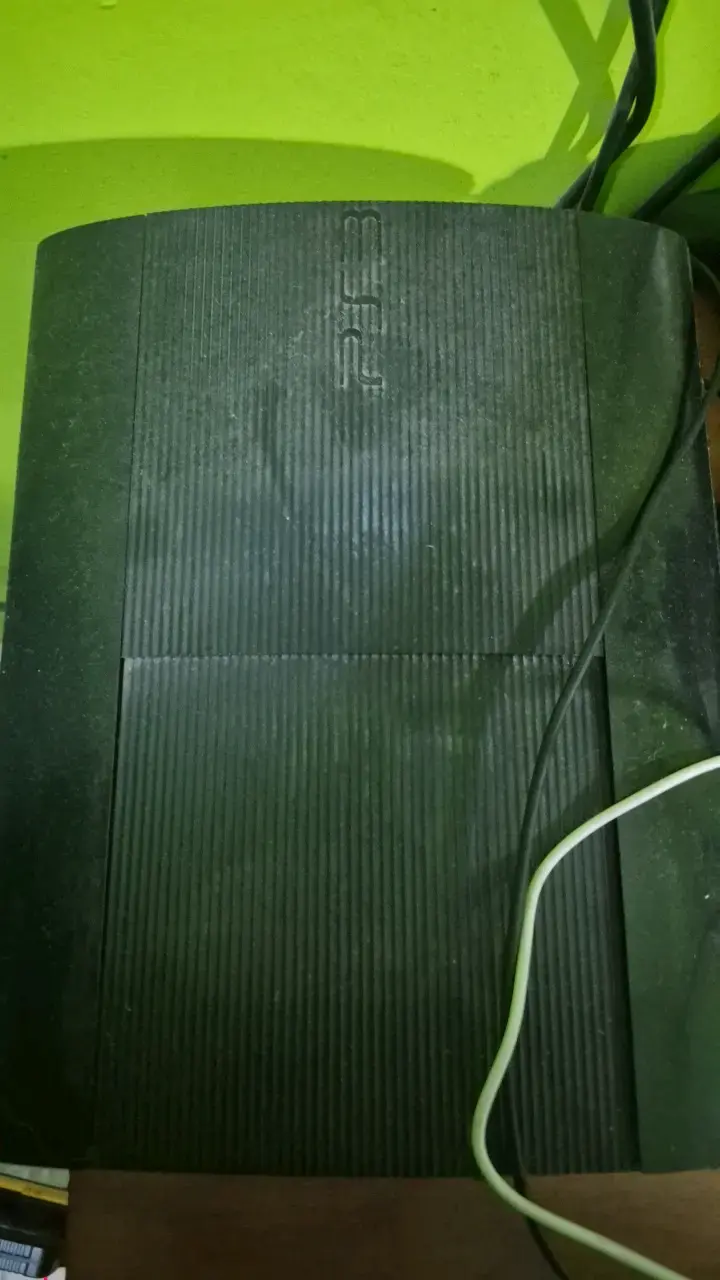 Consola PS3 con juegos y controles - 2