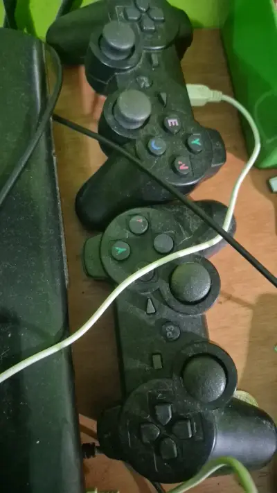 Consola PS3 con juegos y controles - miniatura 3