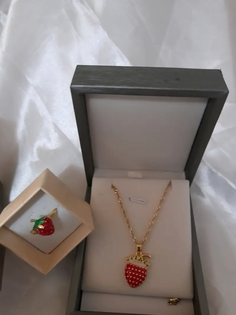 Conjunto de collar y anillo con diseño de fresa - 3