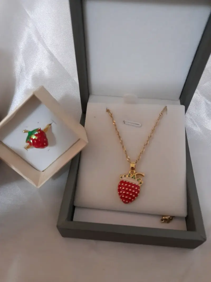 Conjunto de collar y anillo con diseño de fresa - 4