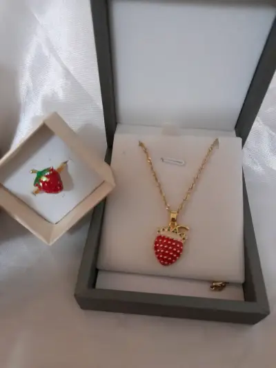 Conjunto de collar y anillo con diseño de fresa - miniatura 4