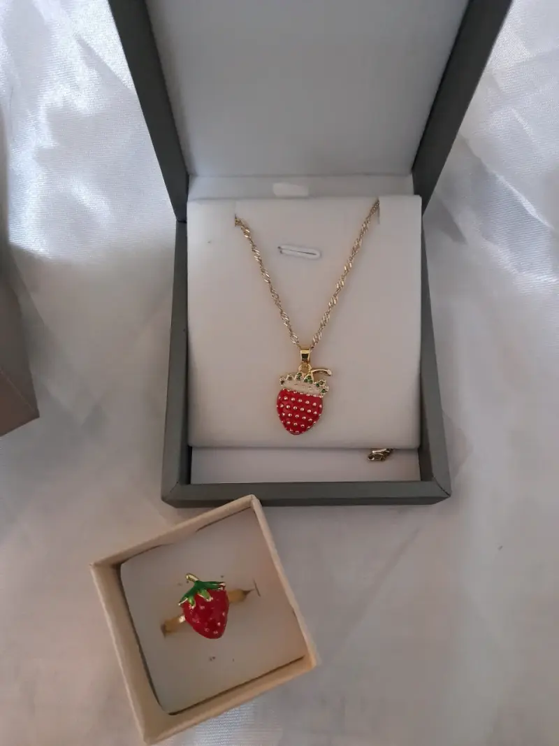 Conjunto de collar y anillo con diseño de fresa - 5