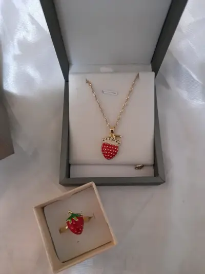 Conjunto de collar y anillo con diseño de fresa - miniatura 5