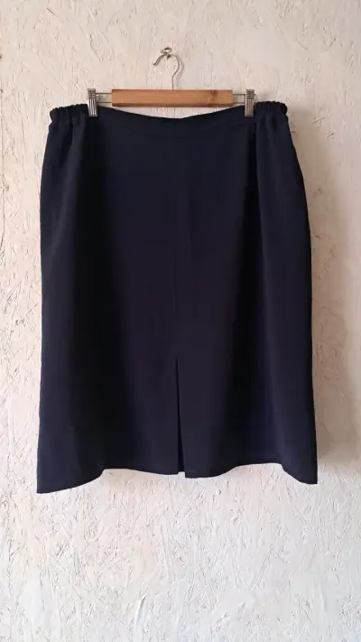 Falda negra elegante para mujer - miniatura 1