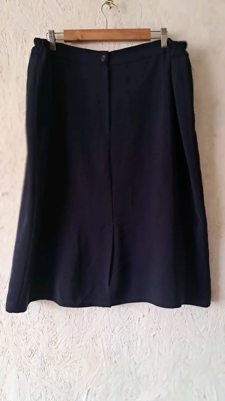 Falda negra elegante para mujer - 4