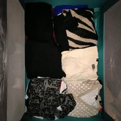 Lote de ropa variada para hombre y mujer - miniatura 2