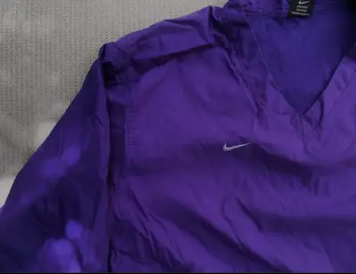 Cortavientos Nike morado para hombre - miniatura 2