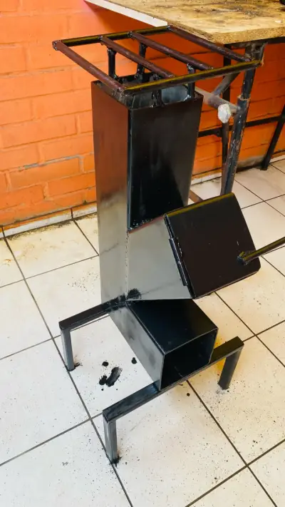 Estufa a leña de hierro negra para exteriores - miniatura 1