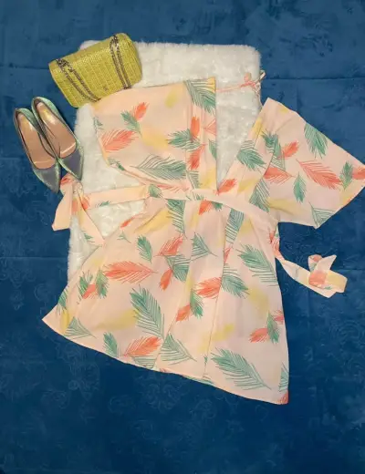 Vestido corto estampado tropical para mujer - miniatura 1