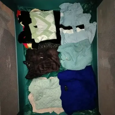 Lote de ropa variada para hombre y mujer - miniatura 2