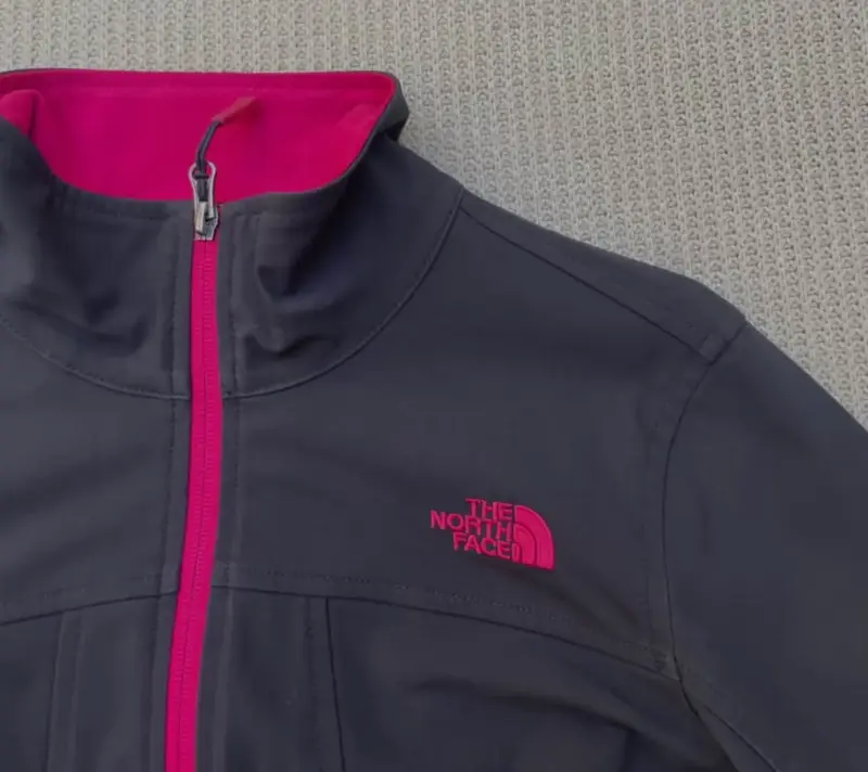 Chaqueta The North Face negra con detalles rosados - 2