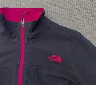Chaqueta The North Face negra con detalles rosados - miniatura 2