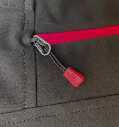 Chaqueta The North Face negra con detalles rosados - miniatura 3