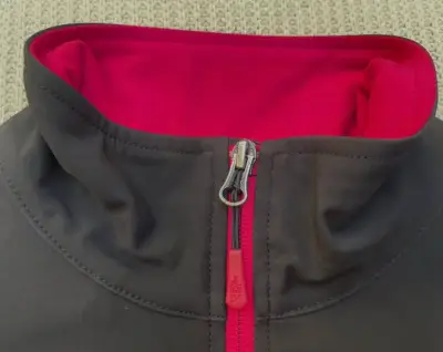 Chaqueta The North Face negra con detalles rosados - miniatura 4
