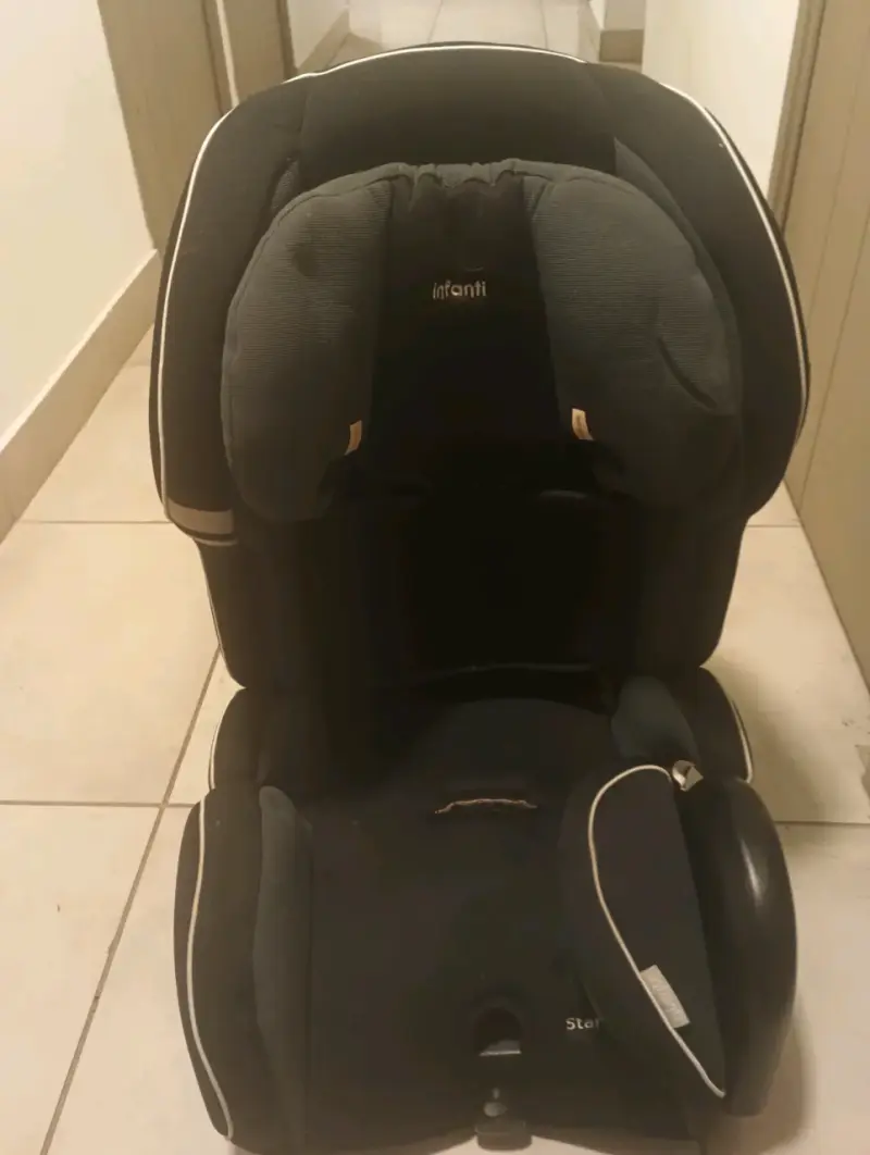 Silla de Auto Infanti Negra y Roja para Niños