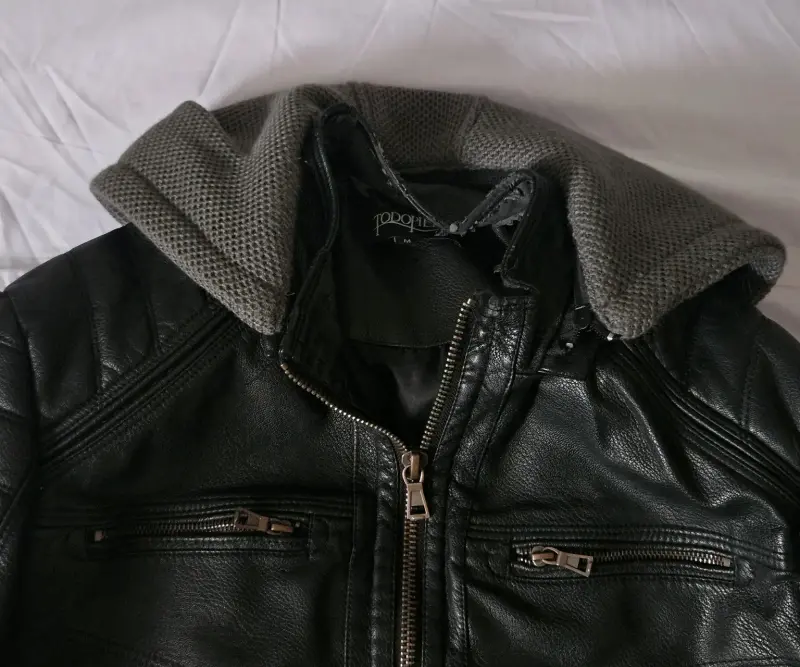 Chaqueta de cuero negra con capucha - 2