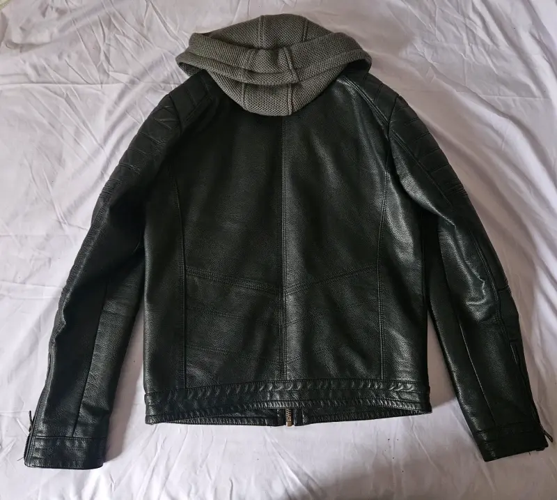 Chaqueta de cuero negra con capucha - 3