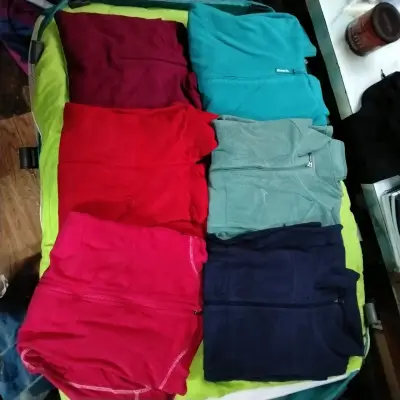 Lote de polerones y poleras para hombre y mujer - miniatura 4