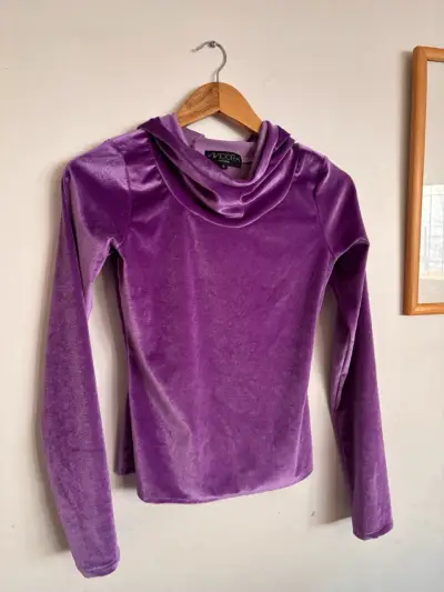 Polera de terciopelo morado con cuello - miniatura 1