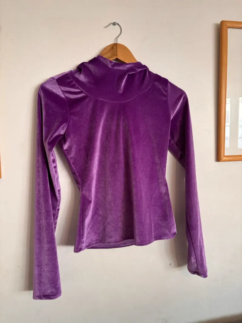 Polera de terciopelo morado con cuello - 2