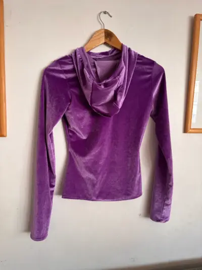 Polera de terciopelo morado con cuello - miniatura 3