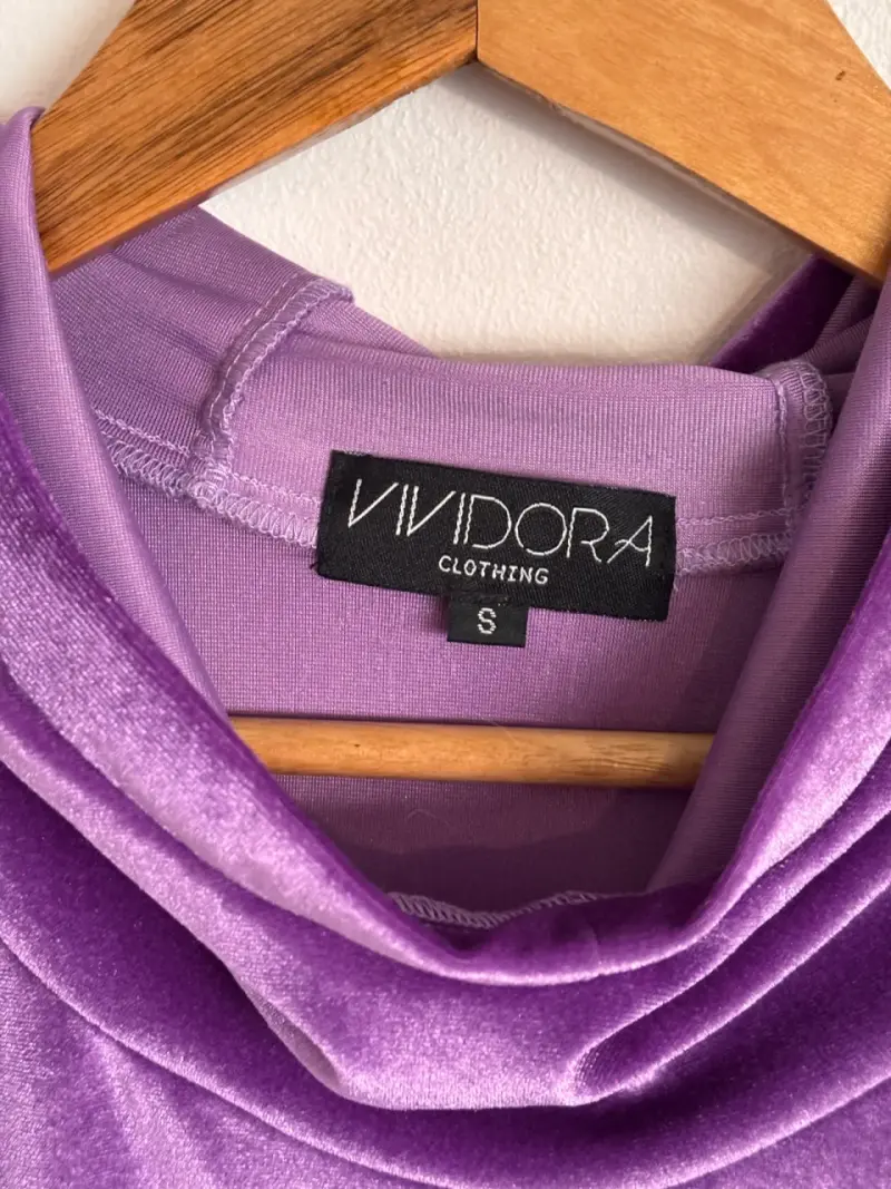 Polera de terciopelo morado con cuello - 4