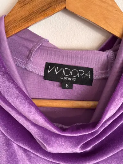 Polera de terciopelo morado con cuello - miniatura 4