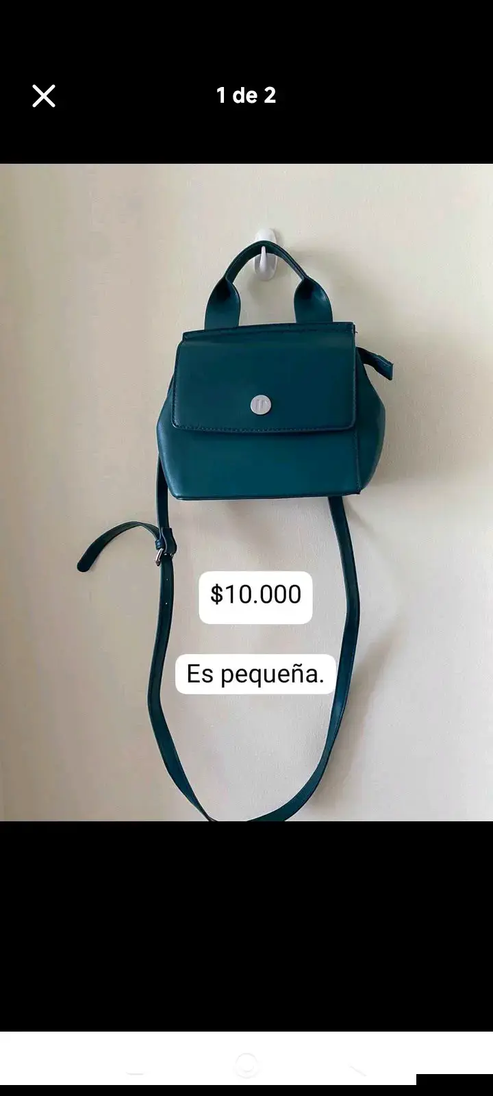 Mochila pequeña verde con correa ajustable