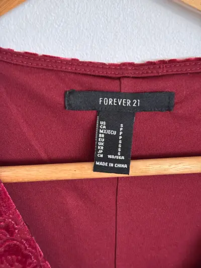 Blusa fucsia de terciopelo Forever 21 - miniatura 3