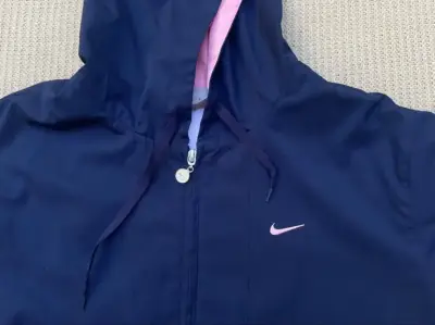 Chaqueta deportiva azul con capucha Nike - miniatura 3
