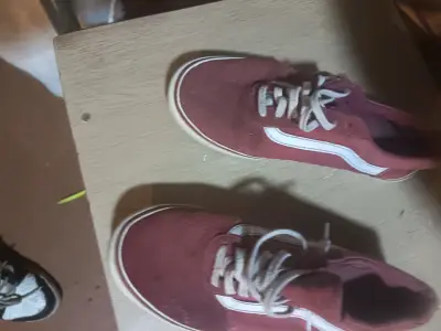 Zapatillas deportivas rojas con diseño clásico - miniatura 1