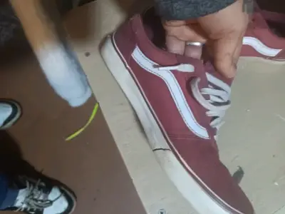 Zapatillas deportivas rojas con diseño clásico - miniatura 2