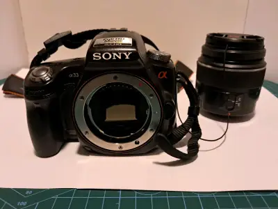 Cámara Sony Alpha 33 con lente y accesorios - miniatura 1