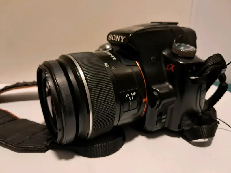 Cámara Sony Alpha 33 con lente y accesorios - 2