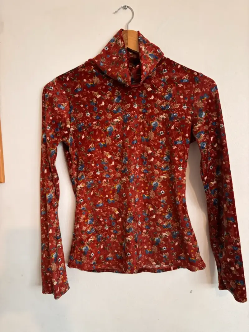 Polera de terciopelo floral con cuello alto