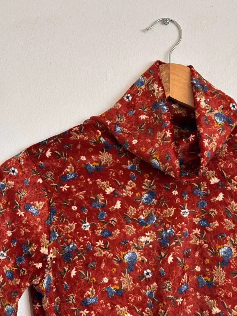 Polera de terciopelo floral con cuello alto - 2
