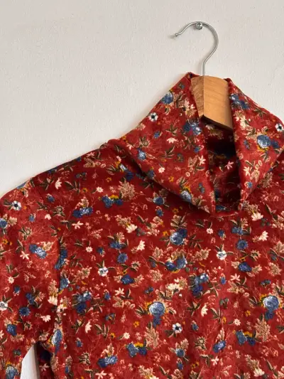 Polera de terciopelo floral con cuello alto - miniatura 2
