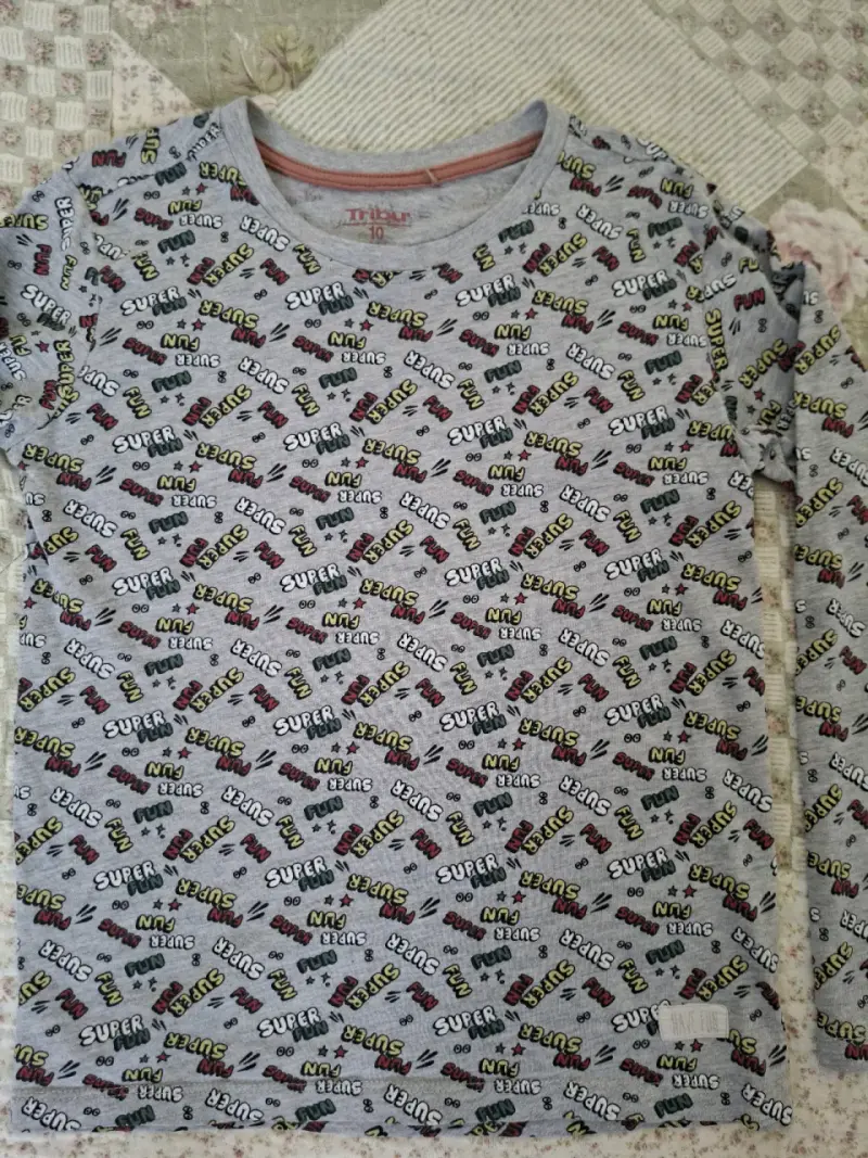 Polera manga larga gris con estampado infantil - 2