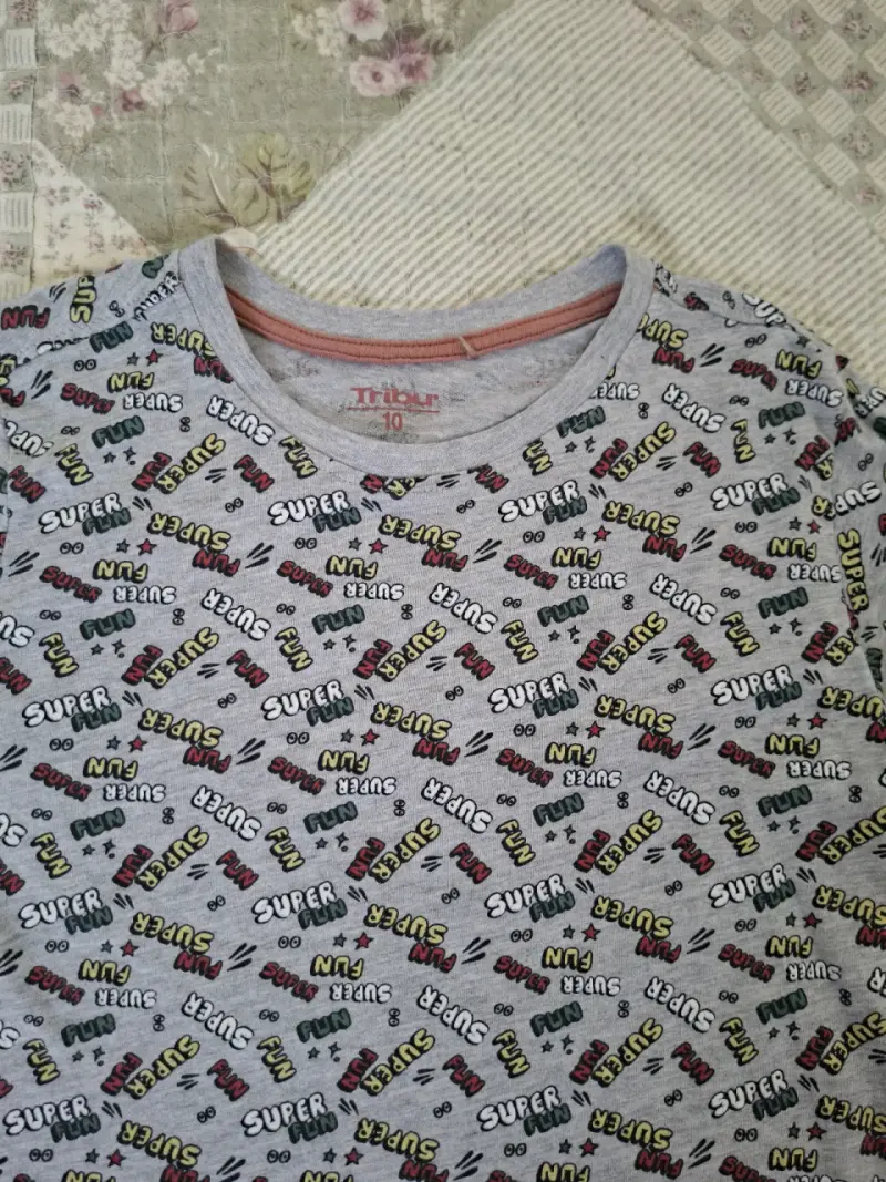 Polera manga larga gris con estampado infantil - 3